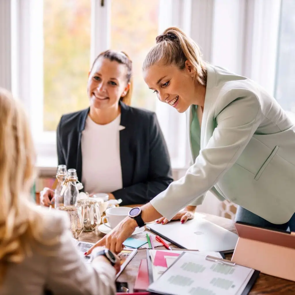 wedding coordinator planner recirc getty 09 24 4ebd5a5ffa5d418da73e1f5bbac7f681